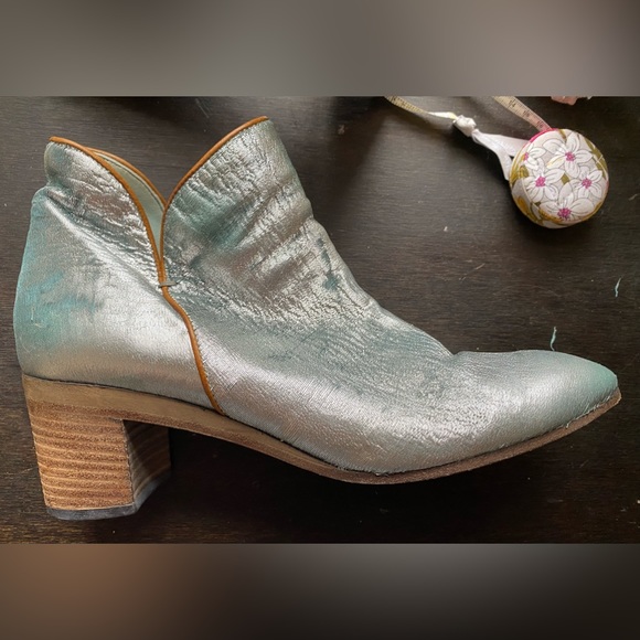 The coolest boots ! A silvery light blue textured goat leather with tan piping. - Picture 4 of 7